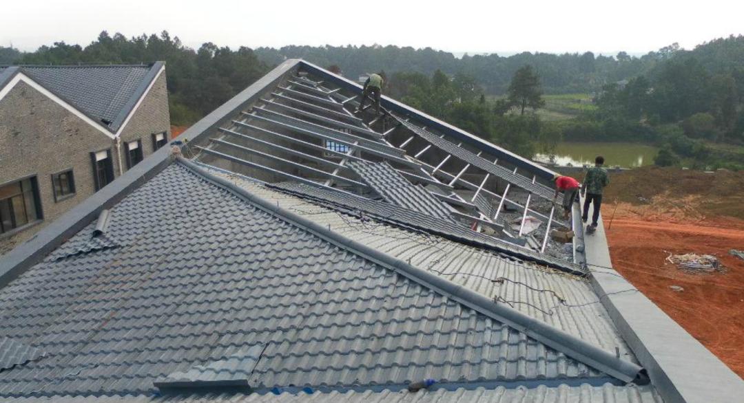 自建房房顶琉璃瓦利弊,树脂瓦红顶白底好用