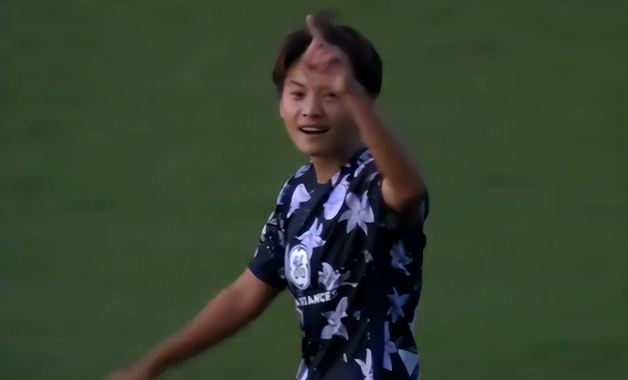 王霜最神奇的一脚球,王霜打进美国留洋第一球原视频