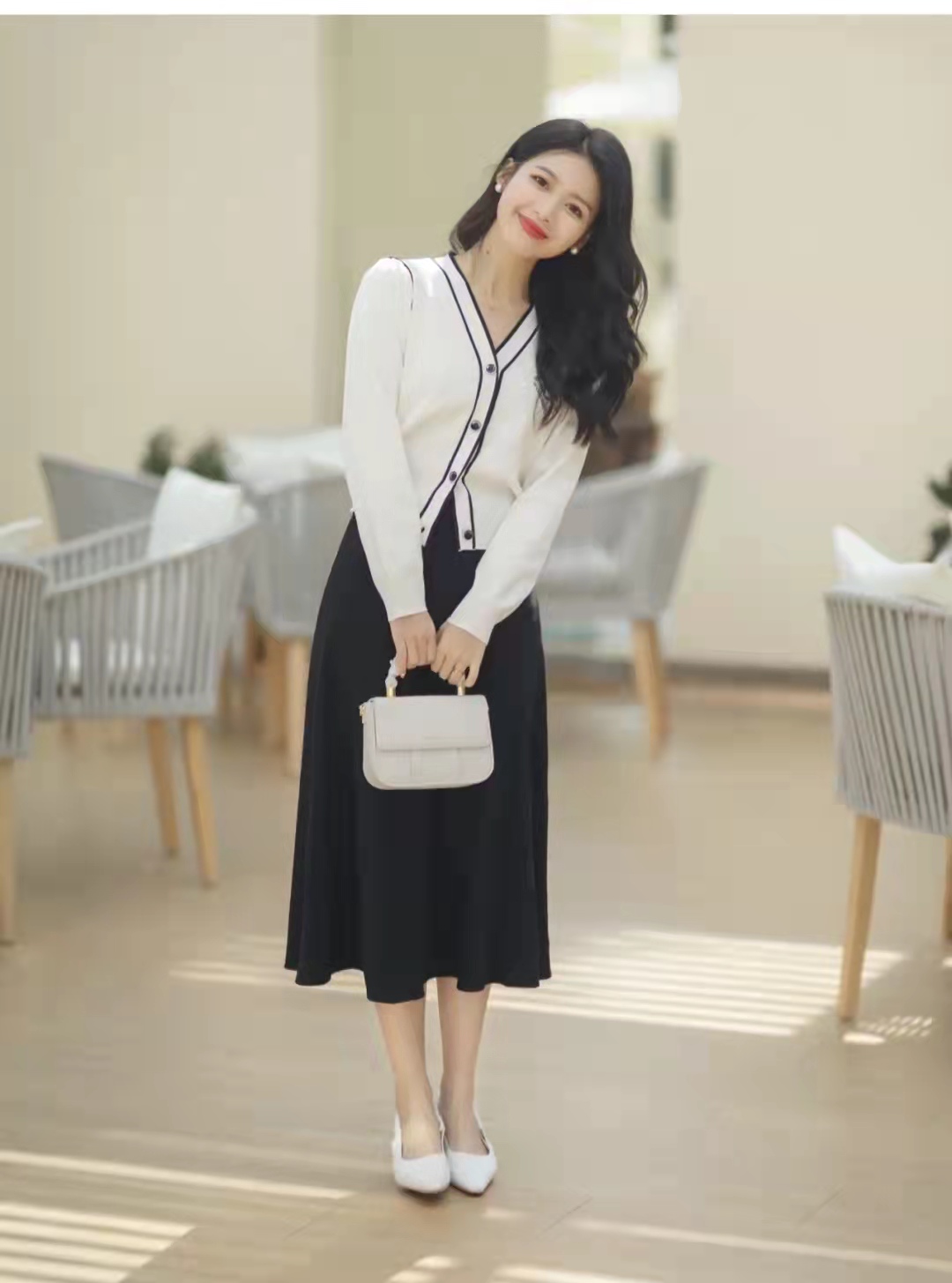 白色牛仔裤配什么颜色针织开衫,针织开衫白色和黑色哪个好看