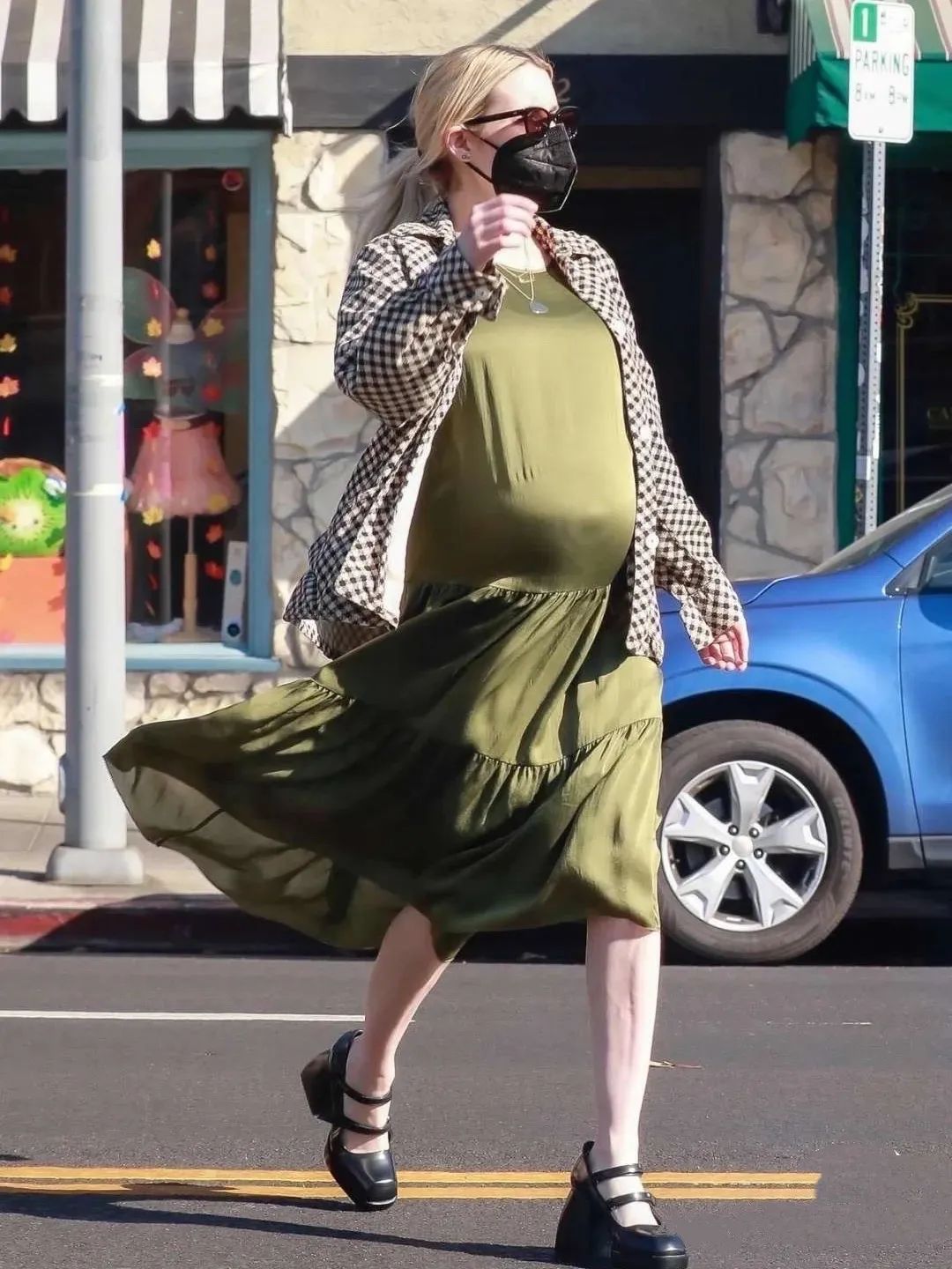 贾玲穿的鞋子品牌,贾玲今年春节穿的鞋