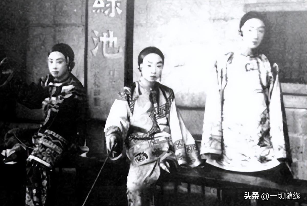 晚清真实：花楼女子媚态撩人，丰乳肥臀，30张老照片尽展风姿迷人