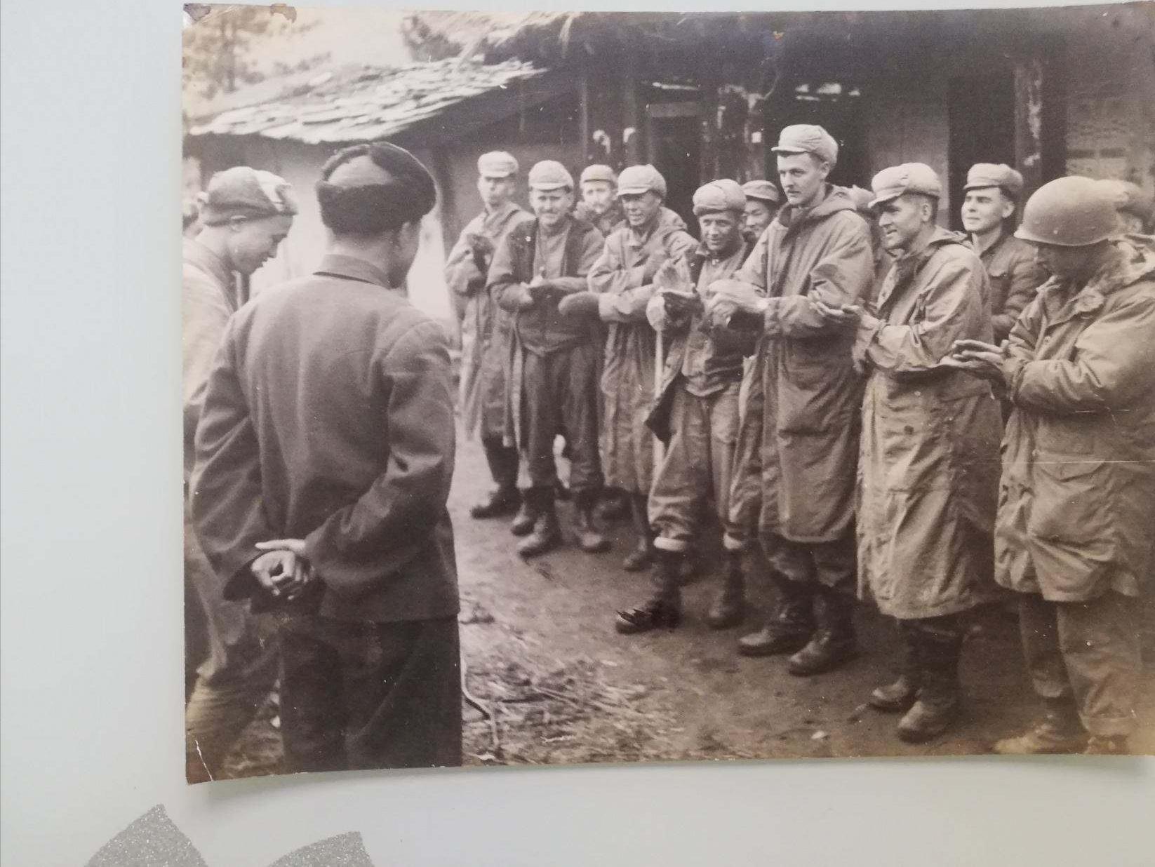 联合国军战俘有多难管:美土俘虏打群架,美国人赌博出老千被抓