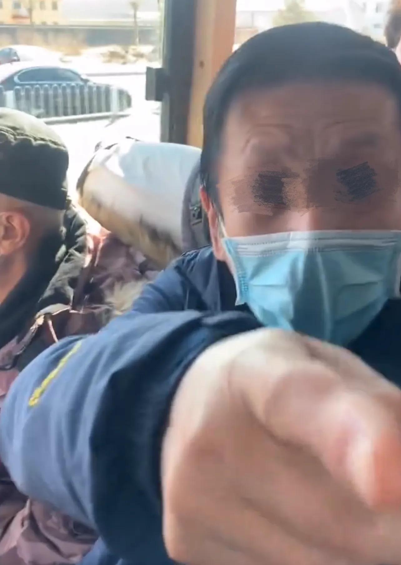 我们是110开头的！北京两男子抢走老人和孩子公交座，大秀优越感