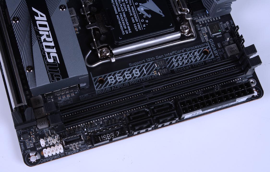 比两三万笔记本电脑还好的itx主机,5000元itx主机加便携显示器