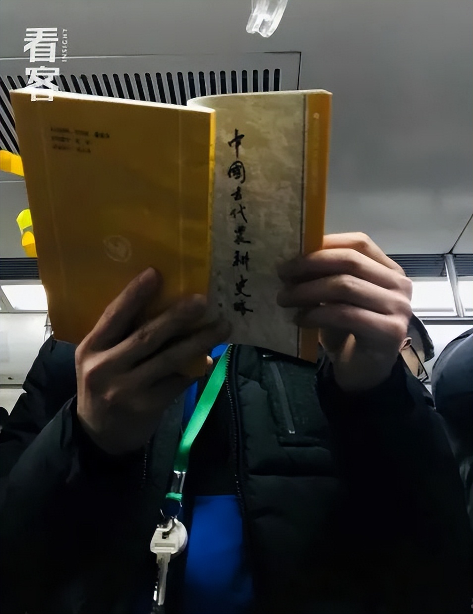 北京通勤路上,她用镜头记录2000个捧着书的人