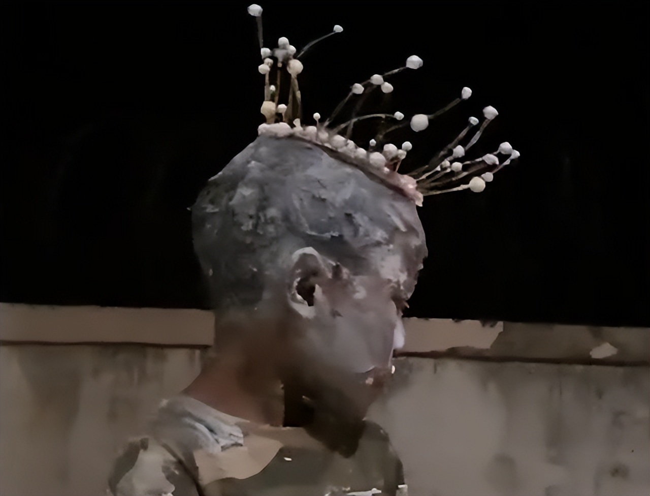 云南一女子生日，熊孩子戴皇冠手抓蛋糕糊一脸，女子：比我还隆重