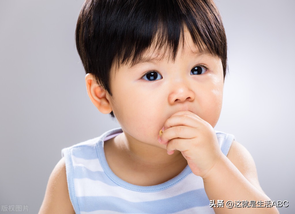 孩子爱吃手有办法改掉吗,孩子总吃手指头怎么戒掉