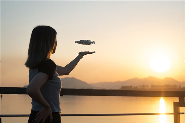 1999元起哈浮飞行相机X1发布:重新定义消费级无人机