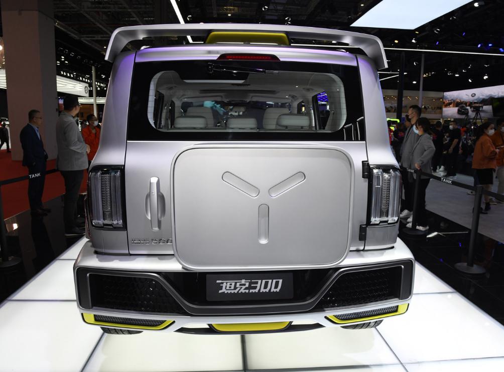 未上市就被抢空，车尾带“小书包”内饰科幻，带你看赛博坦克300