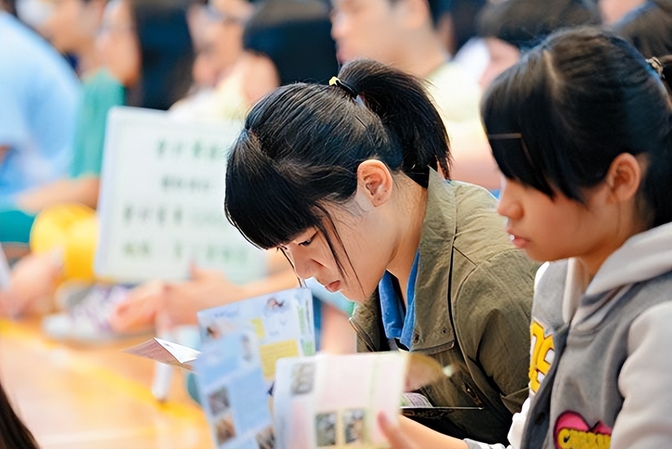 中科大的“公式钟表”，小学生一个都看不懂，完全是理科生的浪漫