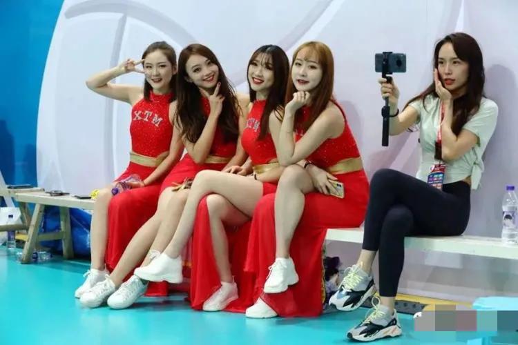 拉拉队带黑绅士帽跳舞,拉拉队舞姿优美灵动