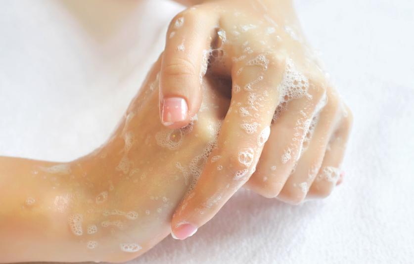 女性阴道有白色泡沫排出，可能暗示4种情况，不要不当回事