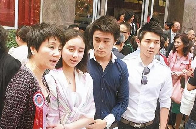 梁安琪何超欣逛街,梁安琪何超欣豪宅