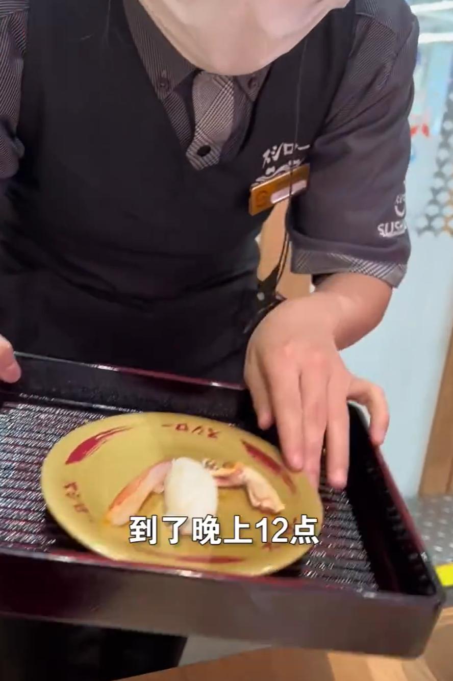 顾客发现蟹腿上有虫卵,服务员称吃了没事,顾客:我晚上肚子疼,店方:是蟹蛭卵,相关部门已介入