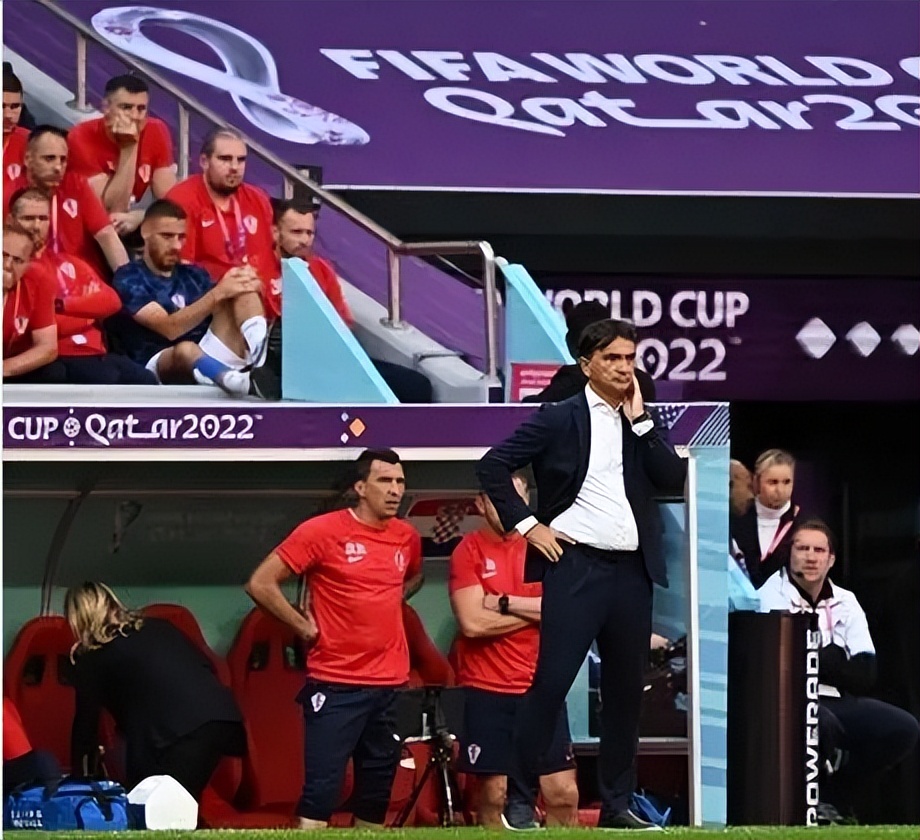 两位锋霸的故事，一个还在场上驰骋，一个坐在了教练席