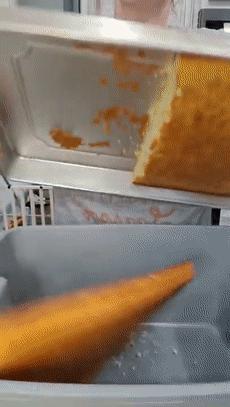 猫咪疯狂的吃猫砂,猫咪吃的猫砂是怎么做的