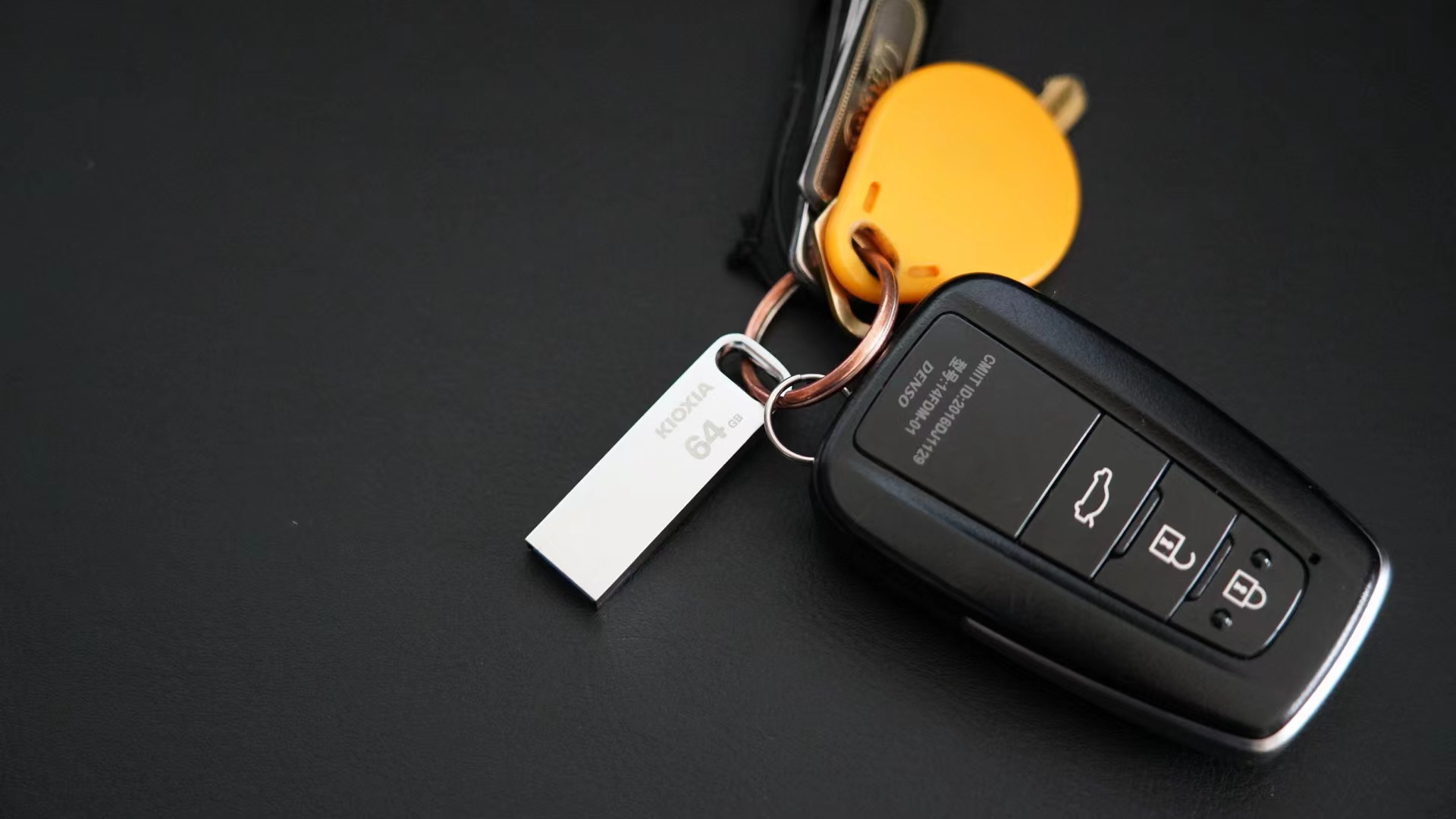 布置书桌的便宜好物,书桌桌面布置必备物品推荐