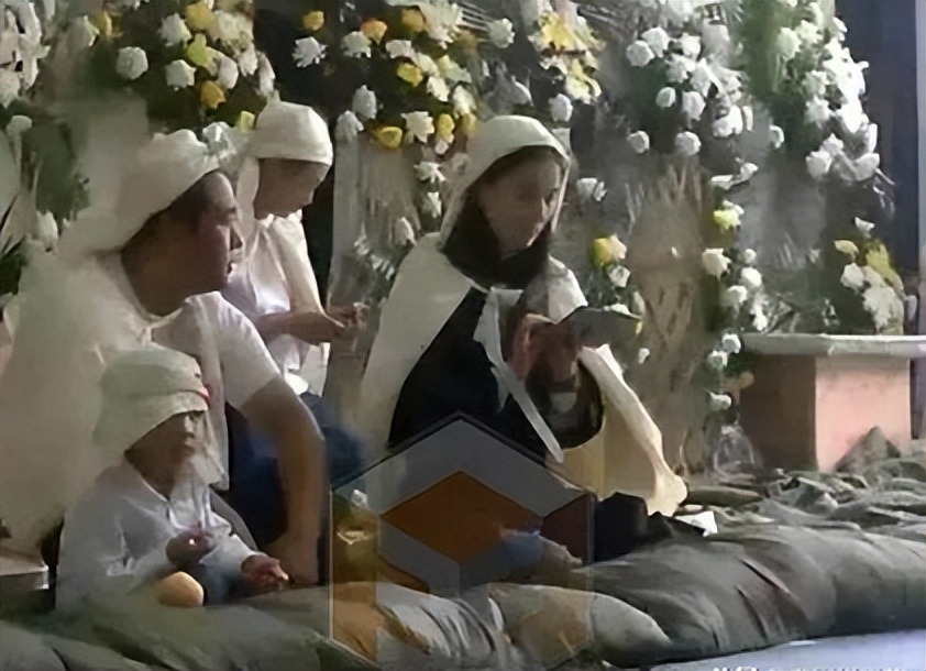 藏了8年才公开身份,藏了八年的秘密被妻子发现