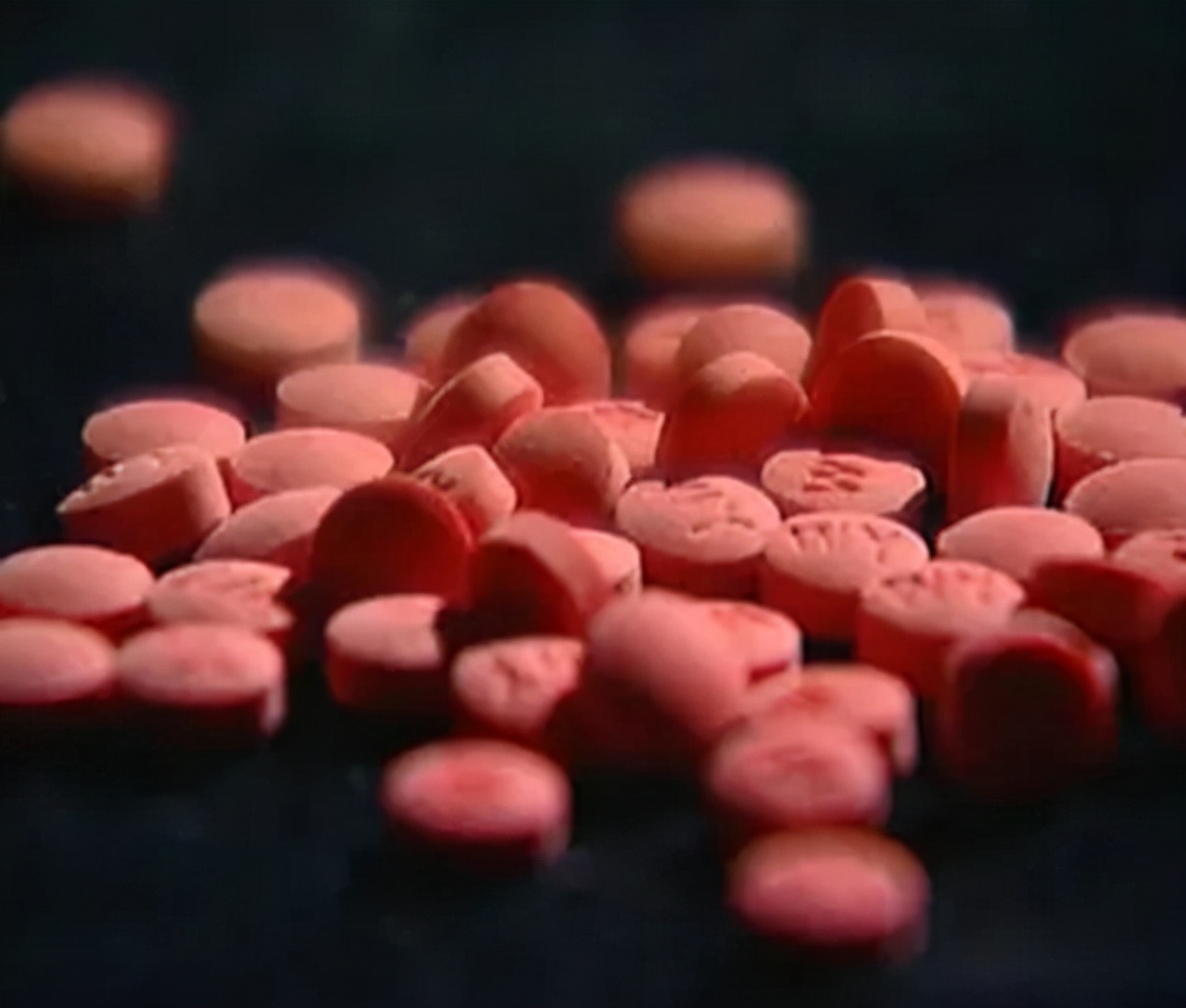 上海小伙成墨西哥毒枭，却未向中国贩毒，密室中成捆美钞垒成高台