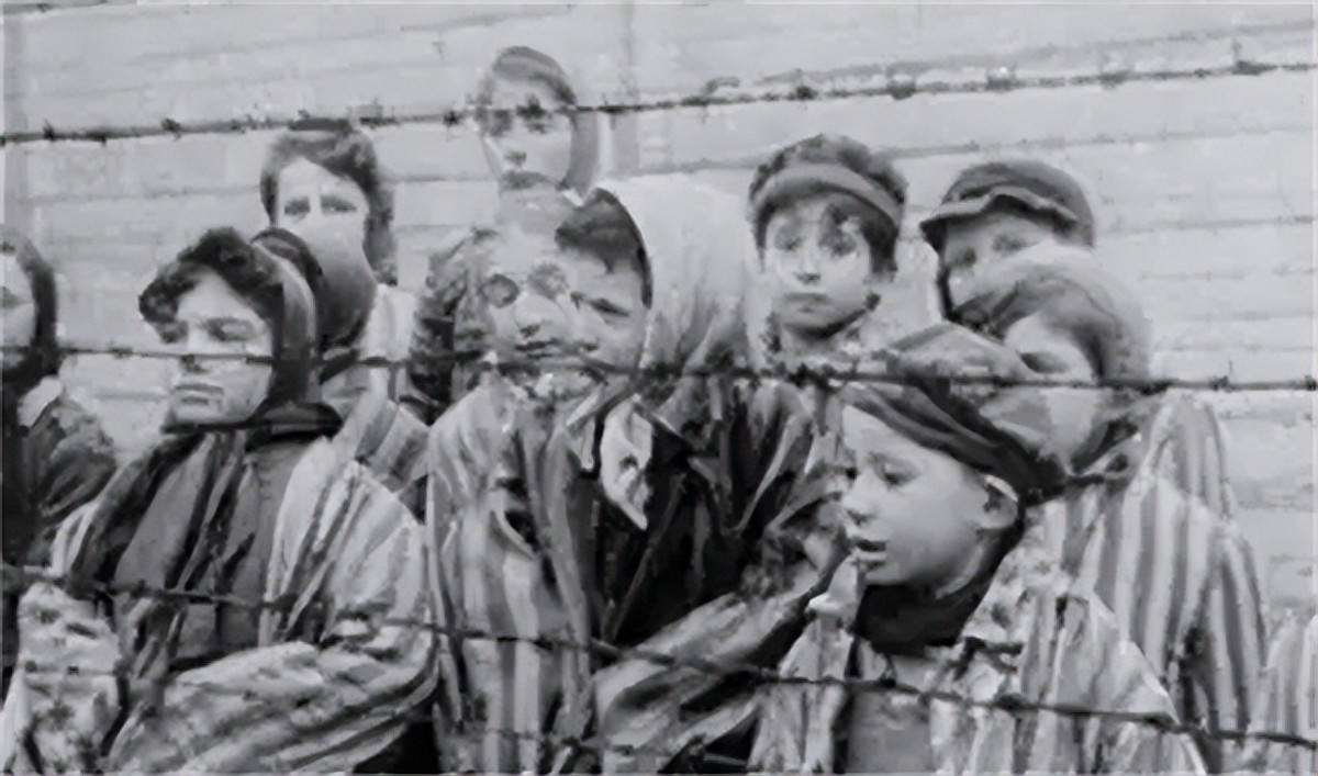 为躲避追捕拯救犹太孤儿,安妮为了躲避大屠杀躲在地下室