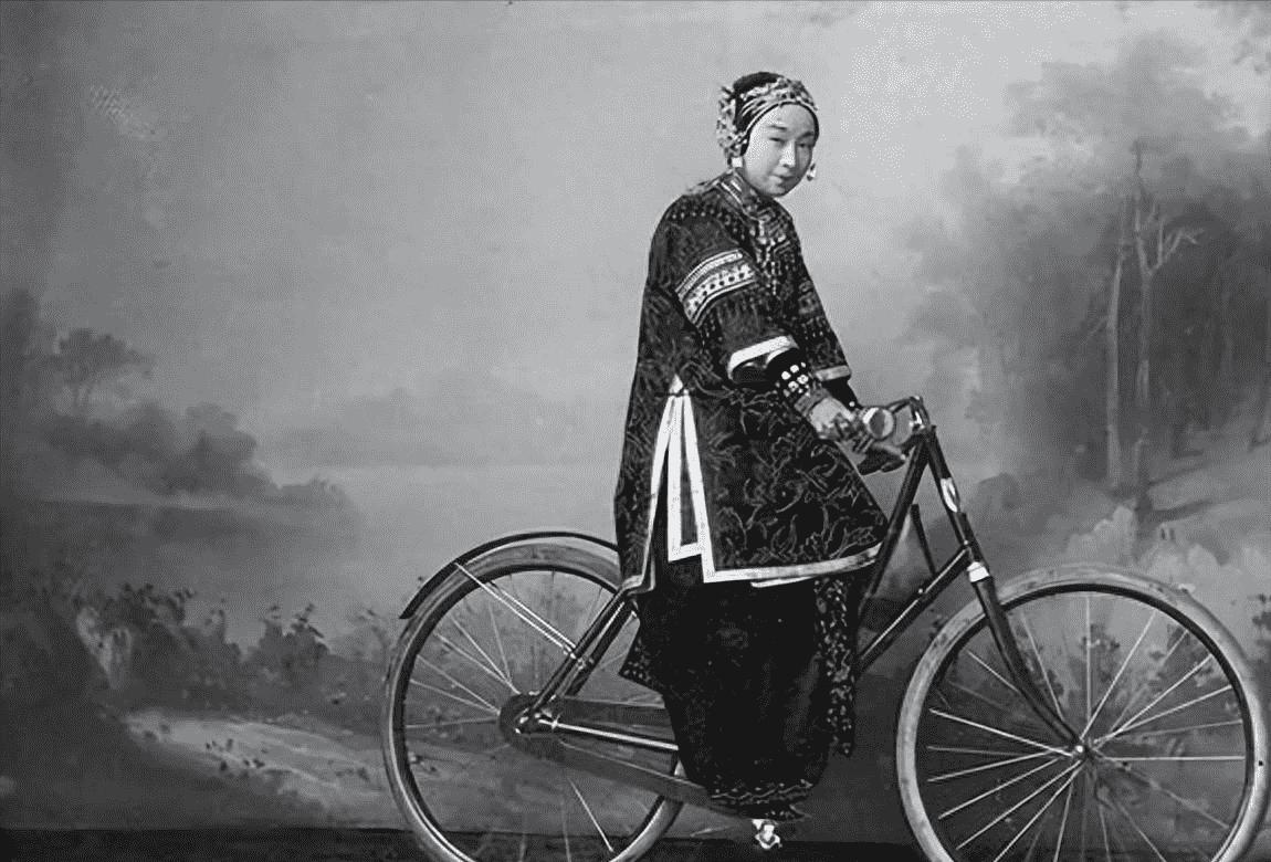 日军侵华老照片：女子自愿脱衣服让洋人拍摄，女孩拍下大尺度照片