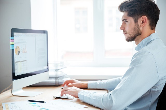 电脑屏幕比较刺眼怎么调,电脑屏幕很亮刺眼模糊看不清