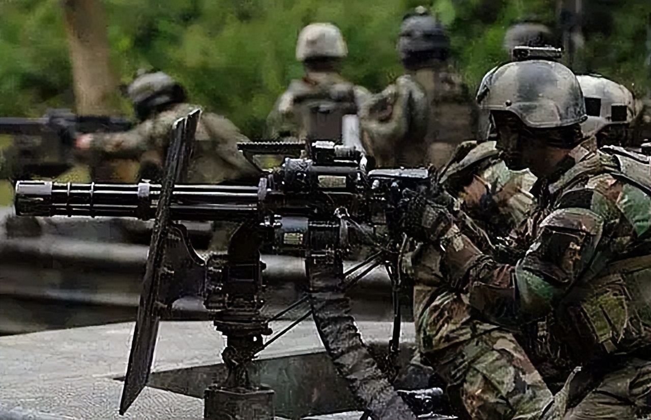 舞女曝光与卡扎菲三儿子情史：睡在一张床只接吻，其它什么也不做