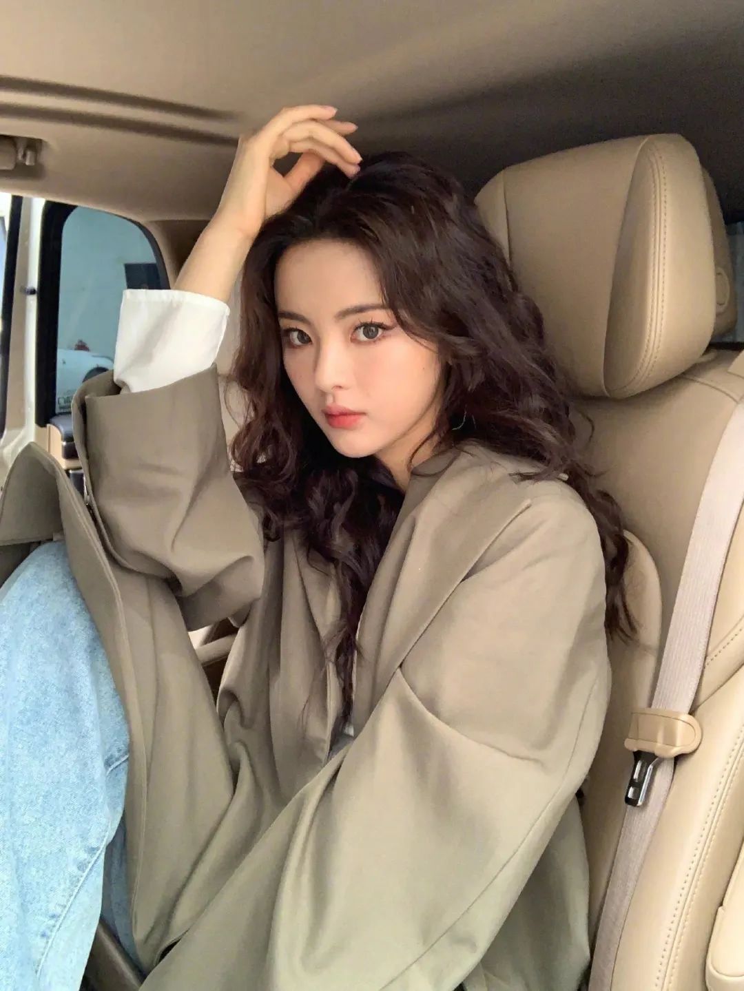 穿白t配什么发型好看,选对发型怎么穿都美炸天