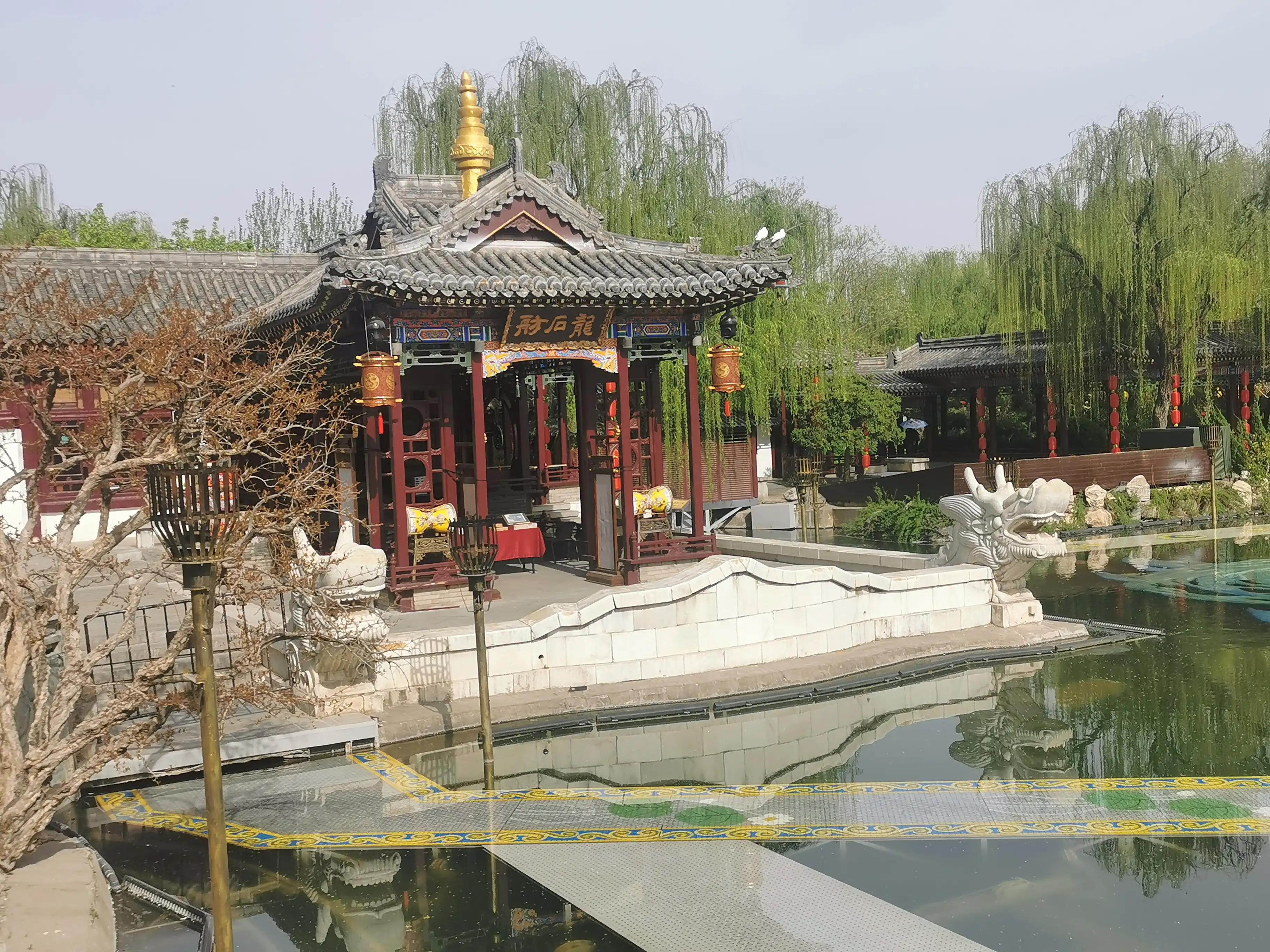 华清池温泉水滑洗凝脂,春寒赐浴华清池温泉水滑洗凝脂