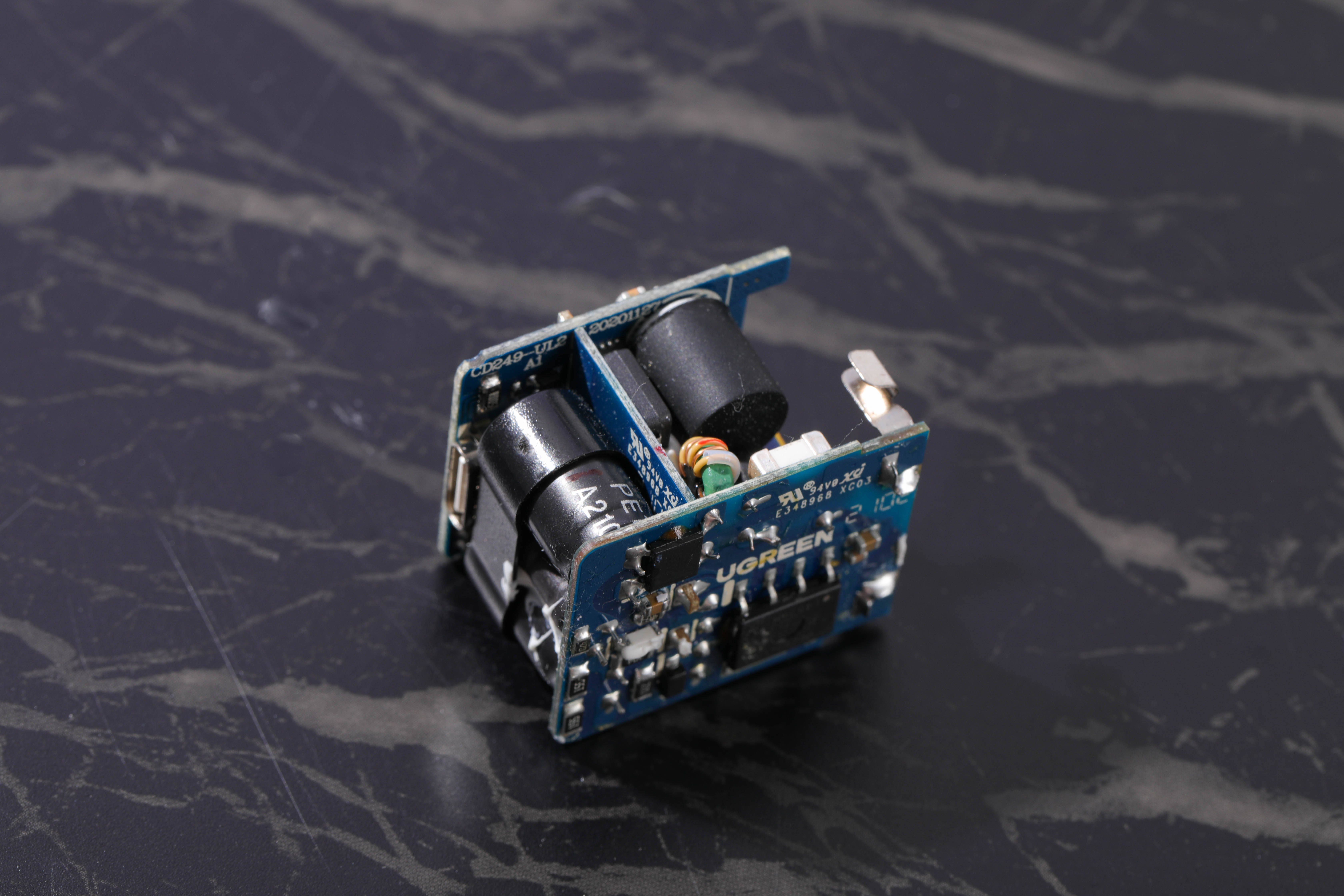 苹果30w充电器快充原装正品拆解,苹果充电器快充原装正品拆解