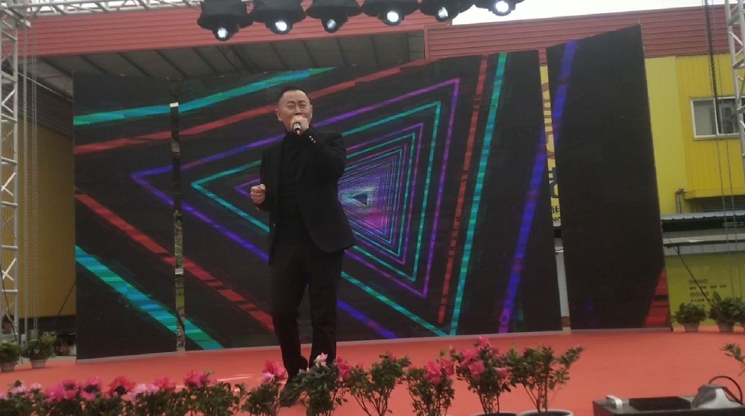 抖音网红黄老头唱歌走红，后又进军娱乐圈，黄老头火出国际？