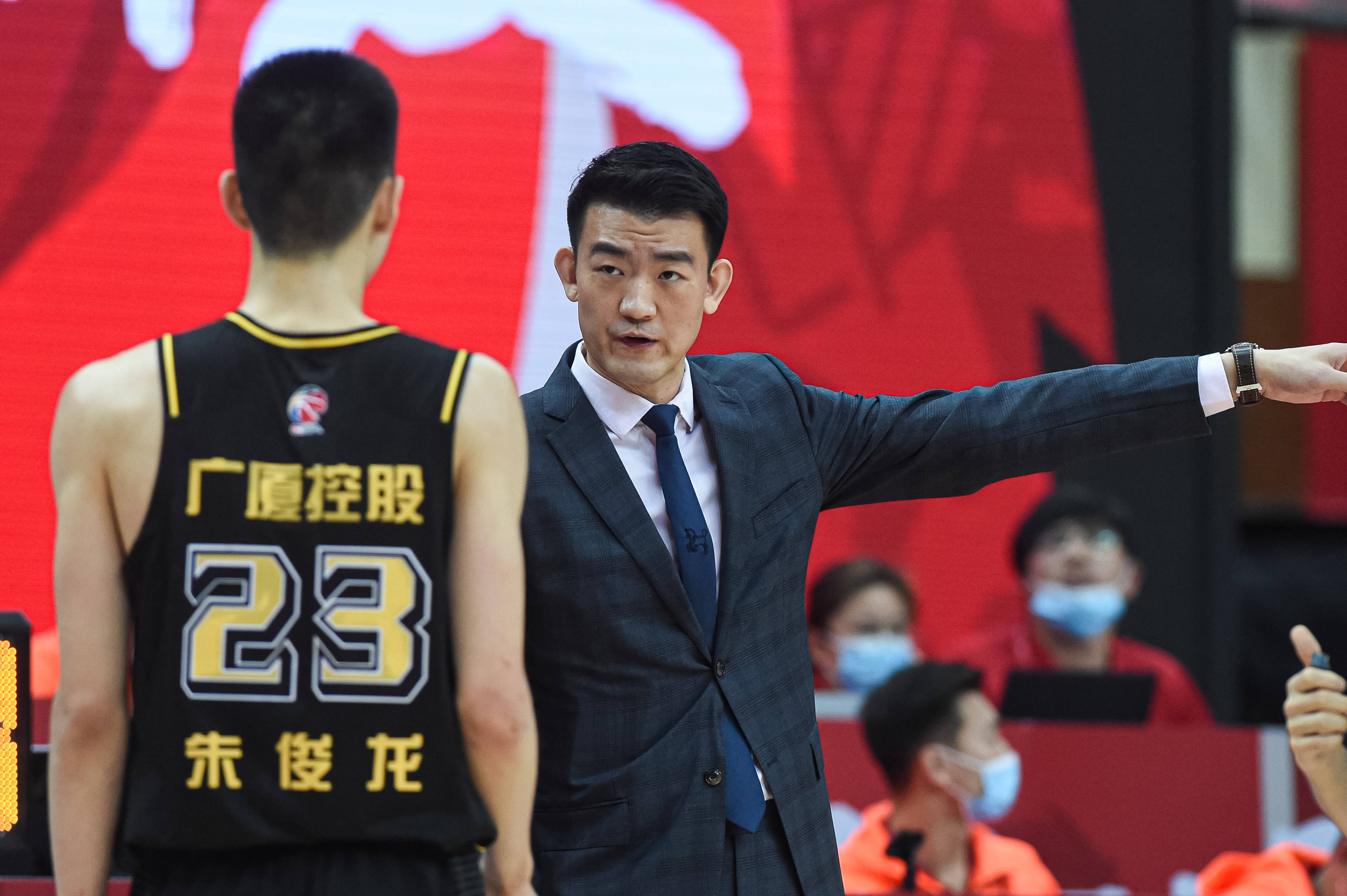 广厦半节2分痛失好局，场边女粉丝被“打哭”，球迷：感觉有猫腻