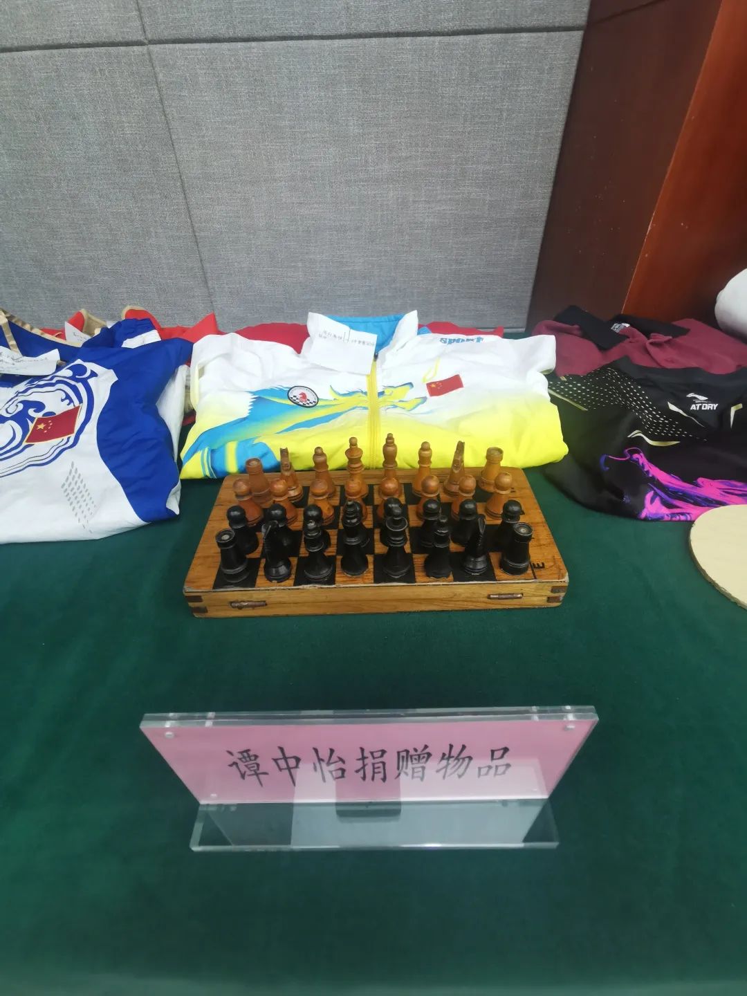 4位重庆的世界冠军，捐出了奥运金牌、参赛装备……