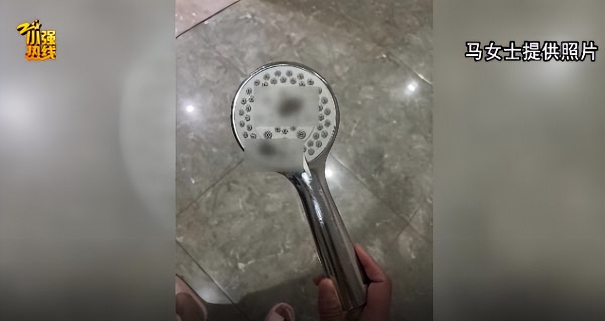 女子在酒店洗澡惨遭毒手,女子住酒店洗澡花洒漏水