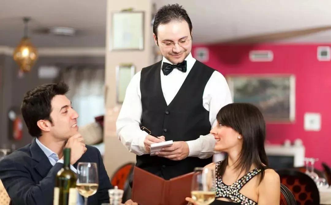 饭局上老板让你去买包,领导说烟不够了去买包烟