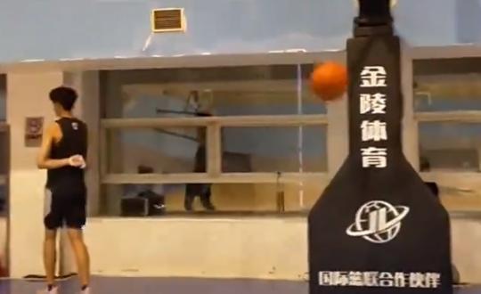 曾凡博训练短视频,曾凡博谈伤病