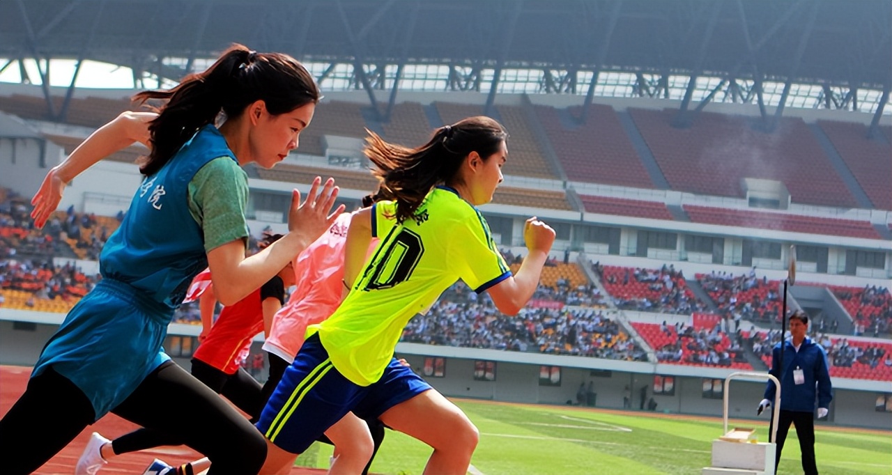 运动会举牌惊艳女孩照片,运动会举牌女生惊艳全场