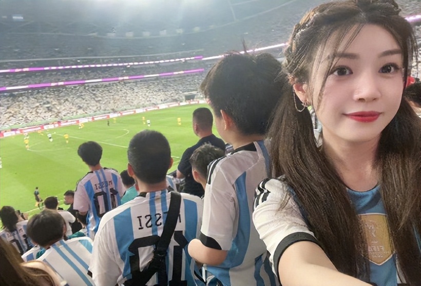 闯球场的球迷,球迷冲进球场拥抱梅西跑了多少米