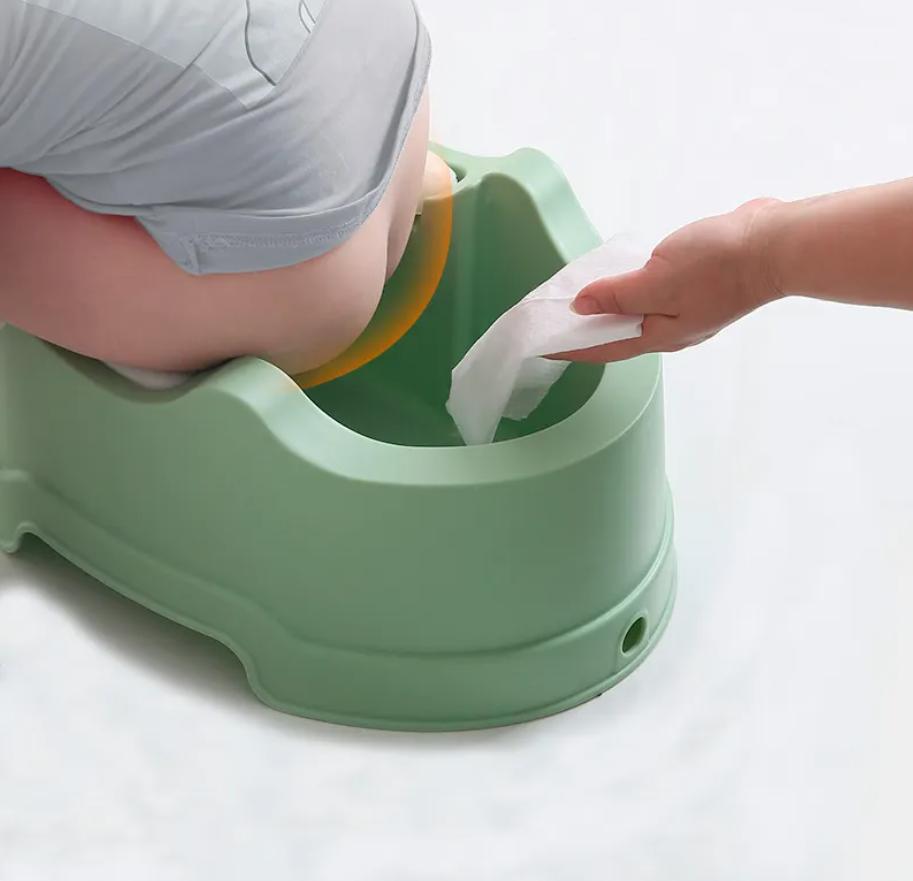 洁癖小姨带娃三天，孩子哭着不拉尿，妈妈拉开娃的裤子一看吐了