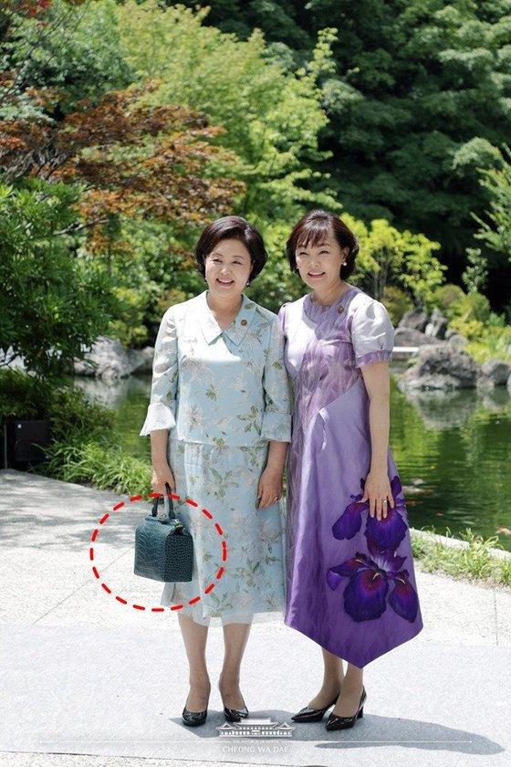 文在寅夫人奢侈品,韩国文在寅夫人42套大衣图片