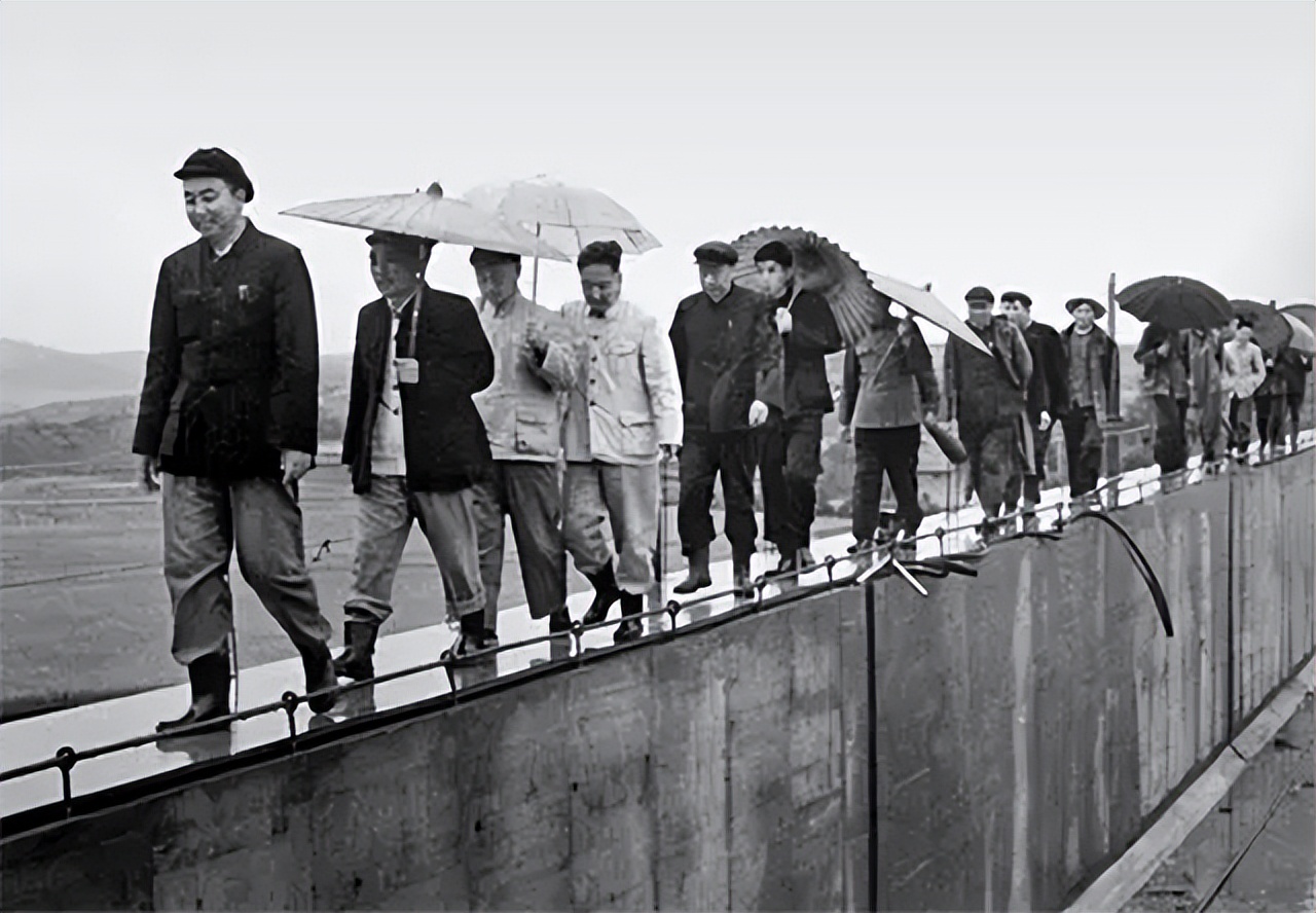 74年*国锋华**衣着朴素参加家长会，工人家长问其贵姓，答：中华的华