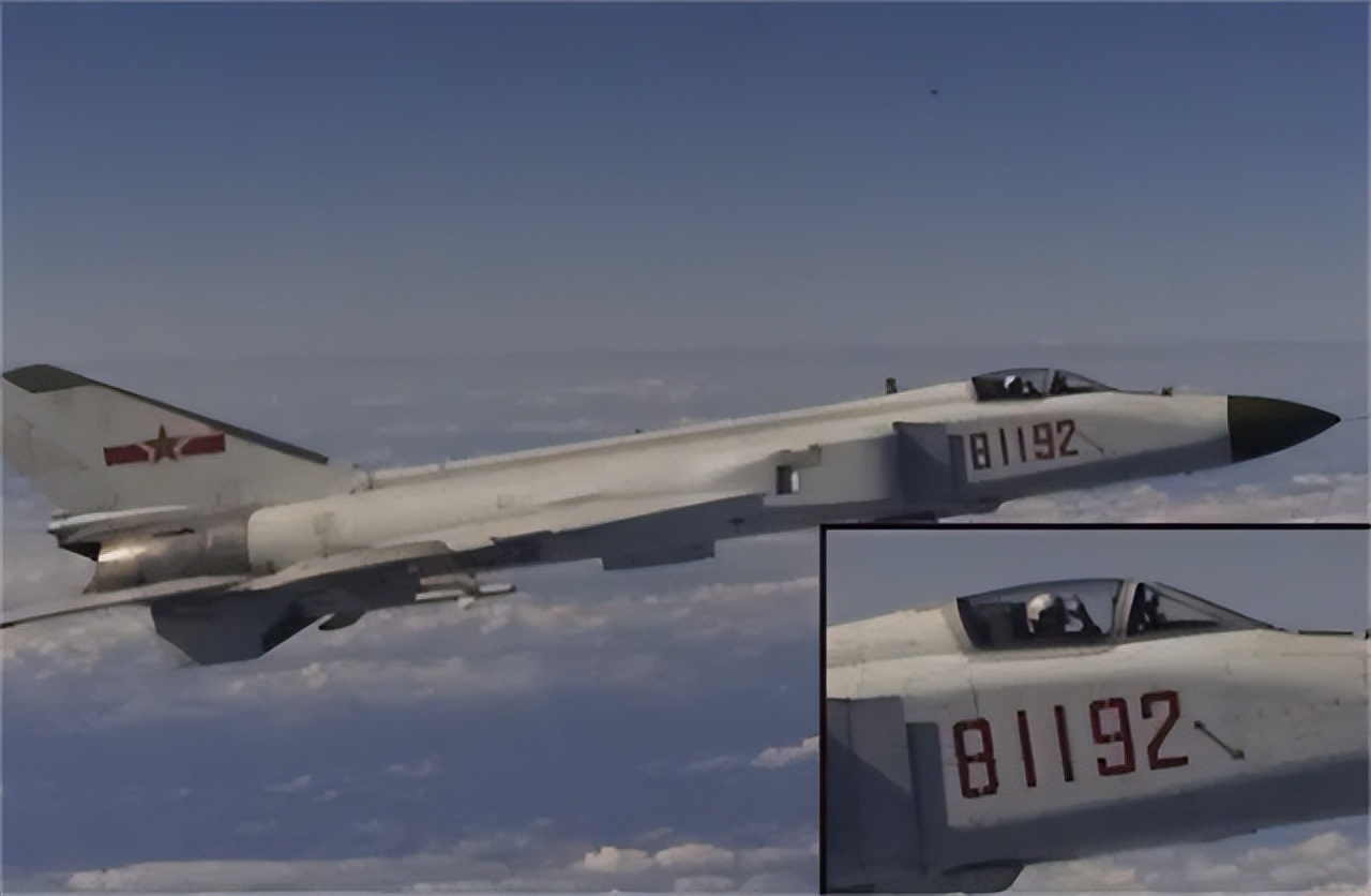 2001年贺鹏飞因突发心脏病去世，母亲盯着遗体发呆，重复说一句话