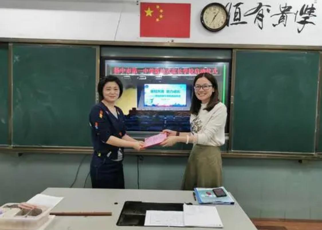 一直反对送礼，当家委甩出给老师送礼的接龙时，为啥还是写了同意