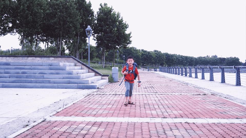 uek小学生书包护脊轻便背包,deuter户外背包儿童