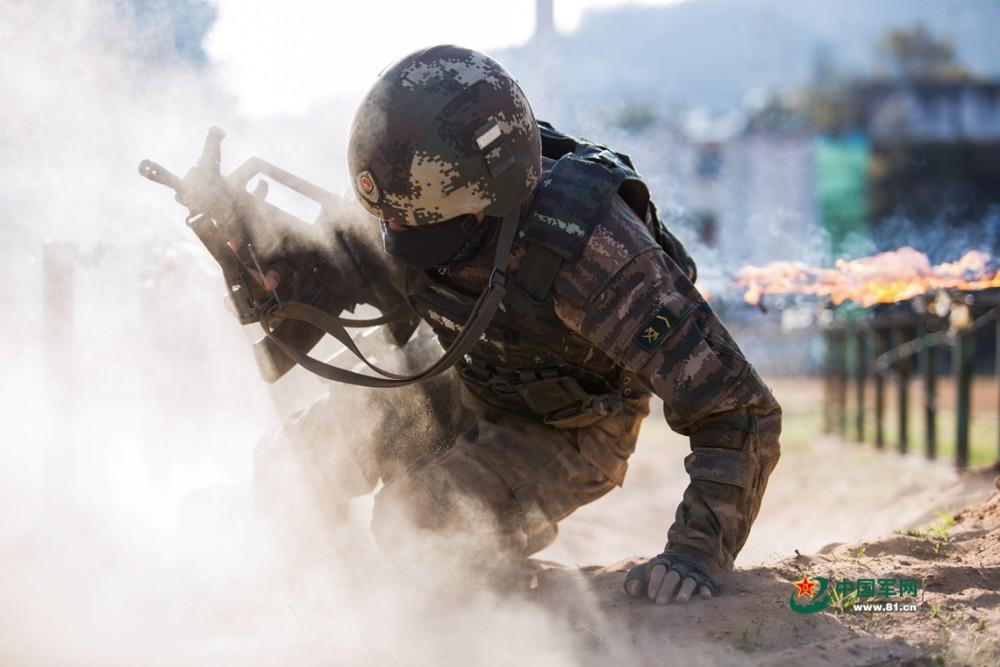 炮刹！台军战力有多差？“阿帕奇”降落，炮管杵地弯曲变形