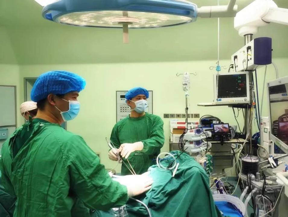 手心出汗是因为着急吗？不，手心总大量出汗是手汗症，要治疗