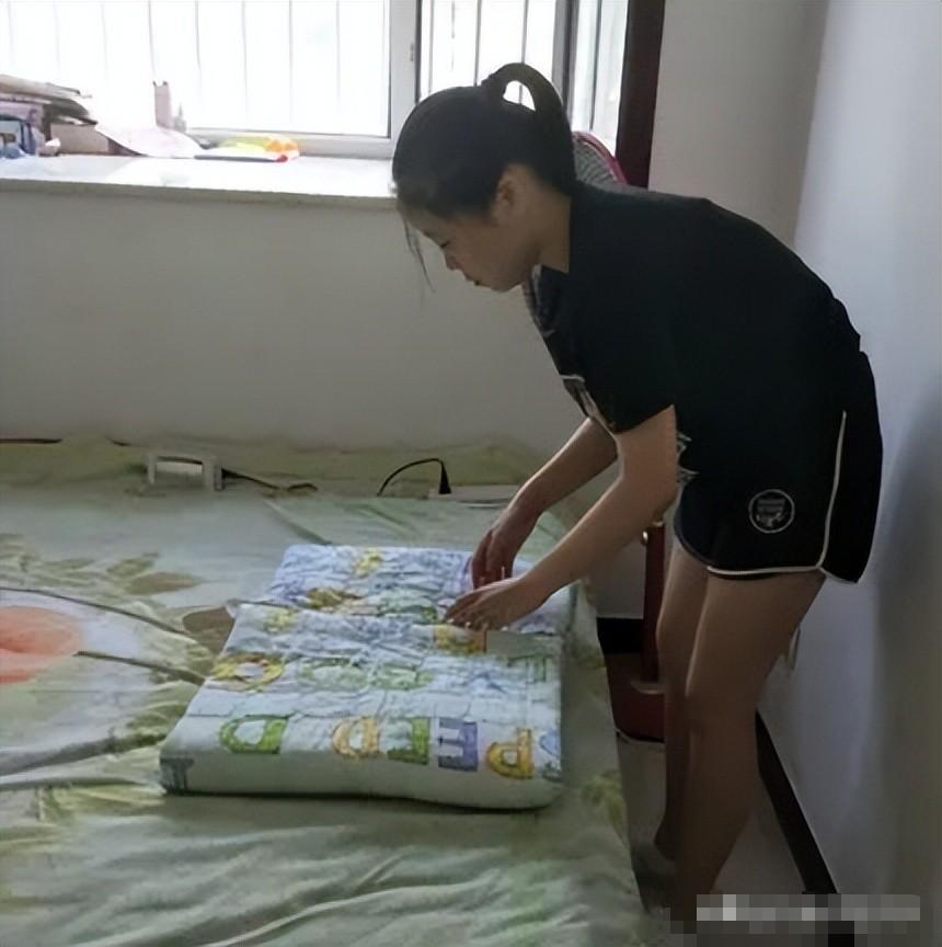 2013年，7名离异女性自愿给秃头大爷几十万，警察都笑了！