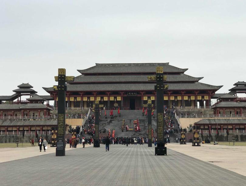 把戏子捧上天，四年赔光63亿，华谊兄弟大裁员背后，是娱圈的悲哀