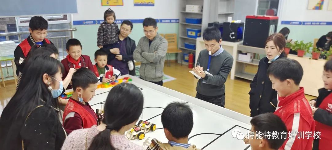 巴*特中**能特教育举行少儿机器人足球大赛