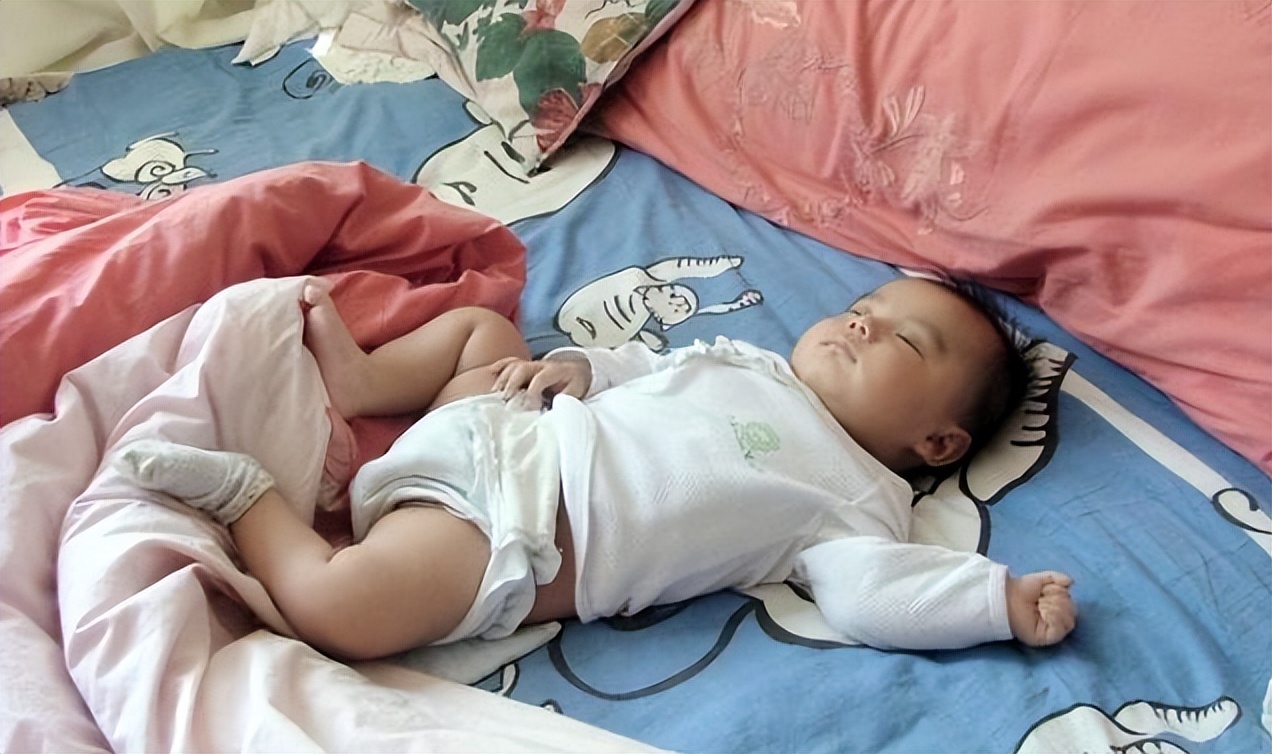 孩子总爱踢被子睡不安稳,孩子爱踢被子睡觉翻来覆去